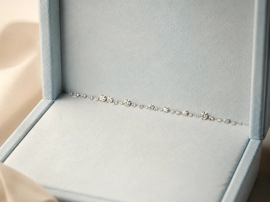 Une rangée de diamants ronds présentés dans un écrin de joaillier